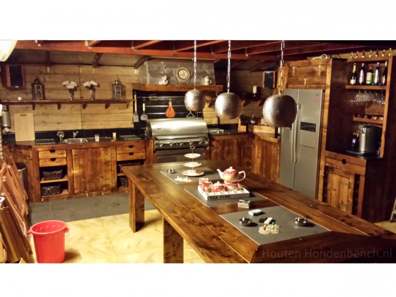 Buiten keuken in steigerhout op kleur gebracht in midden eiken